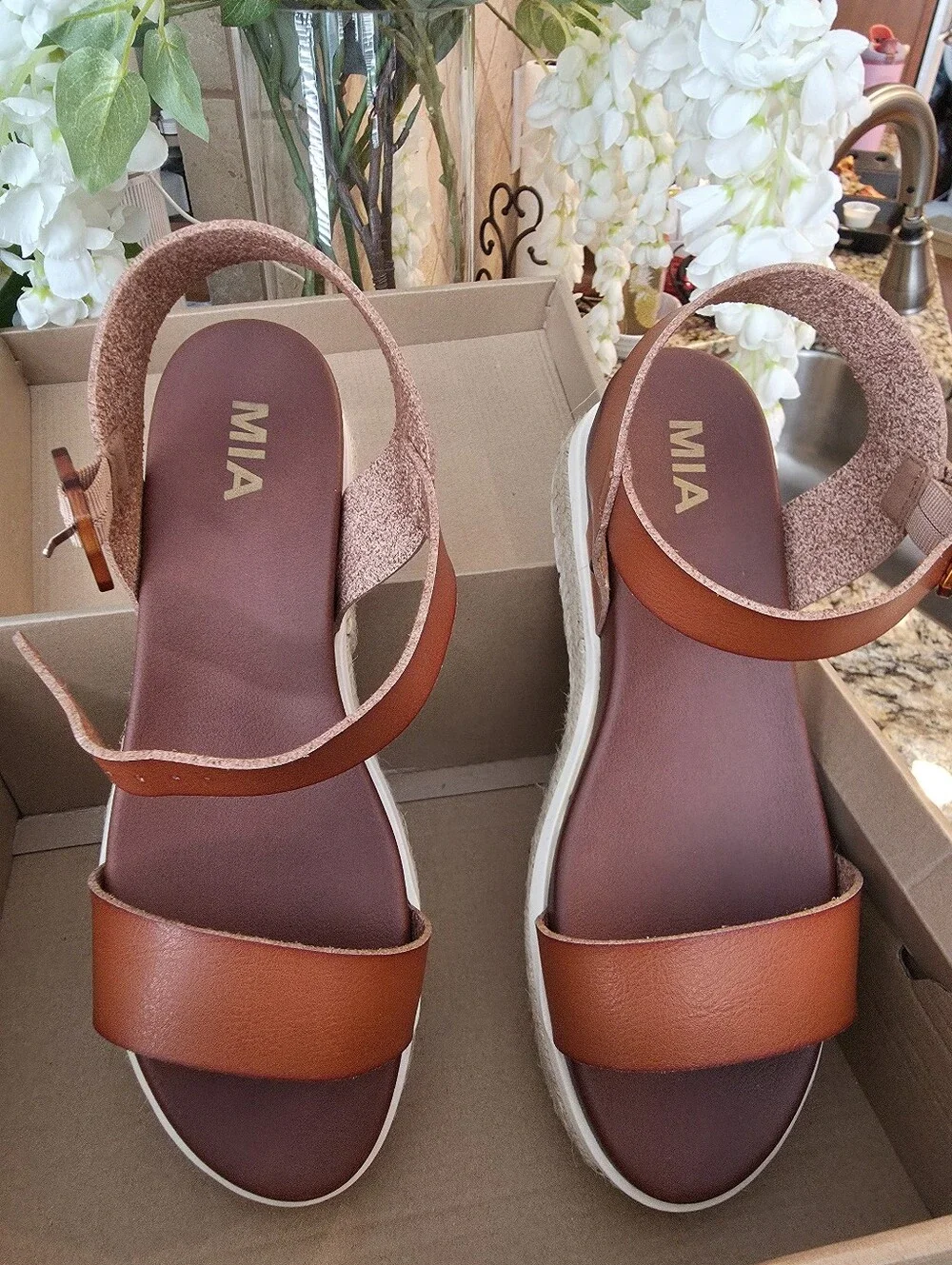 New In Box MIA Women's Cognac Leather Platform Sandals Sz 8.5
